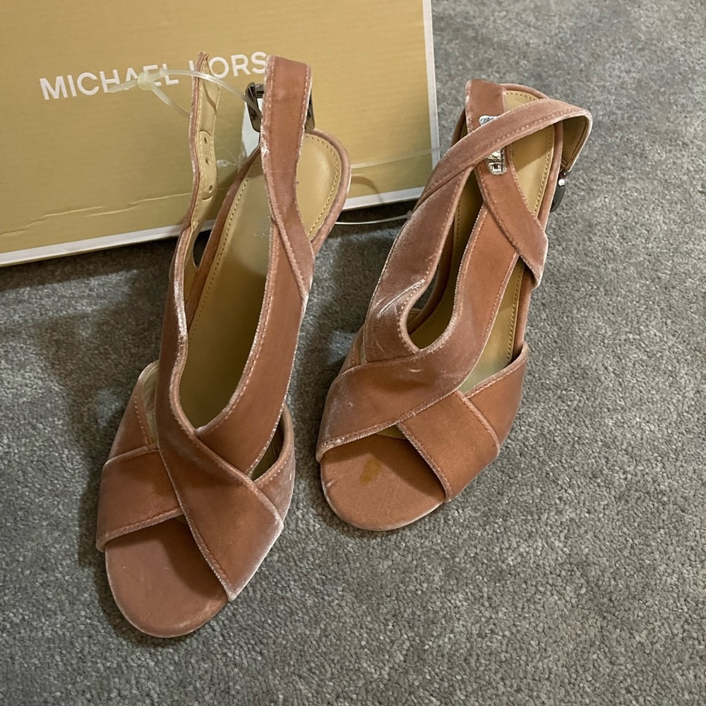 Authentic Michael kor women velvet heel